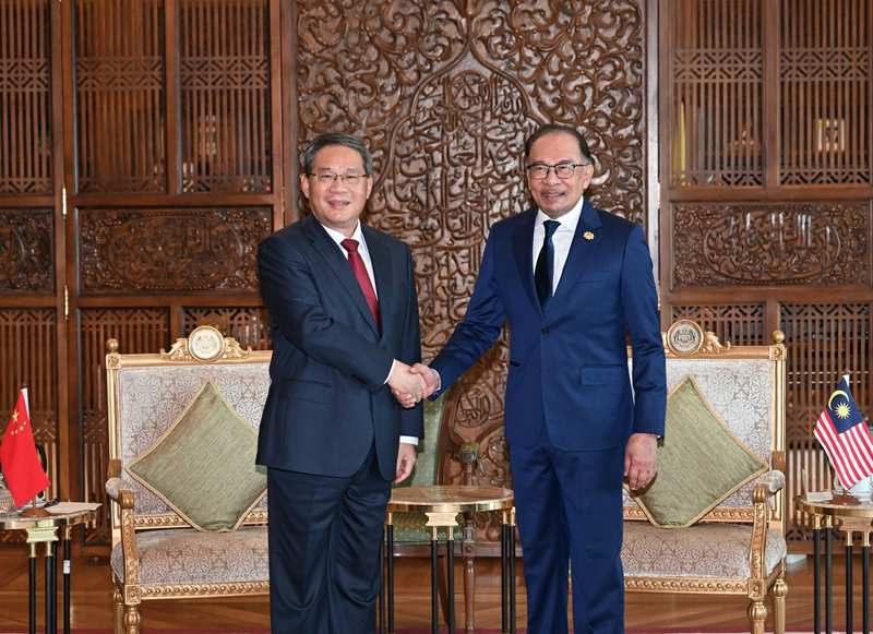 Chinese Premier Holds Talks with Malaysian Prime Minister  