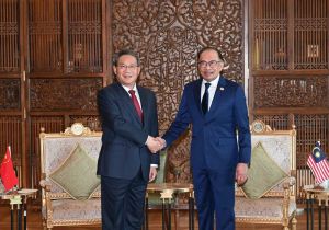 Chinese Premier Holds Talks with Malaysian Prime Minister  