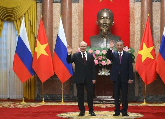 Vietnamese, Russian Presidents hold talks in Hanoi
