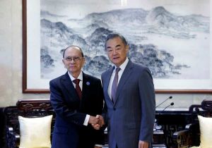 Former Myanmar President holds talks with Chinese Foreign Minister  