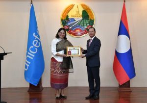 Laos awards Friendship Medal to the UNICEF Representative in Lao PDR