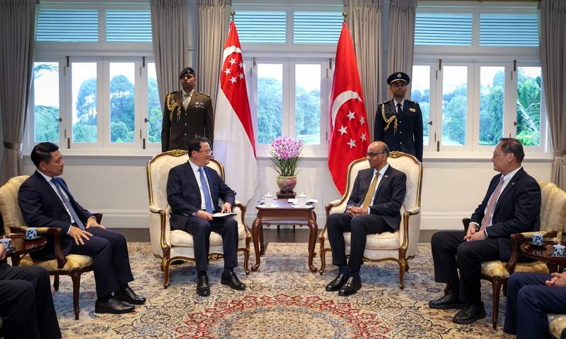 Lao Prime Minister makes an Official Visit to Singapore 