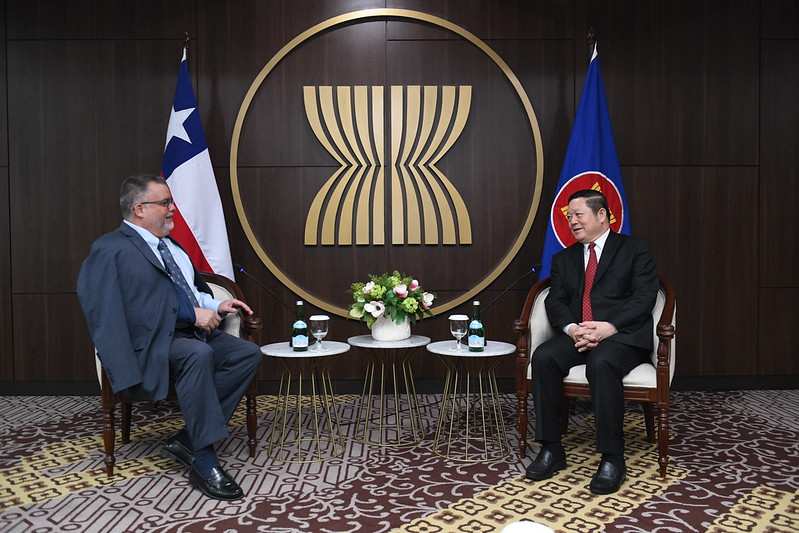 Secretary-General of ASEAN receives a call by Ambassador of Chile to ASEAN