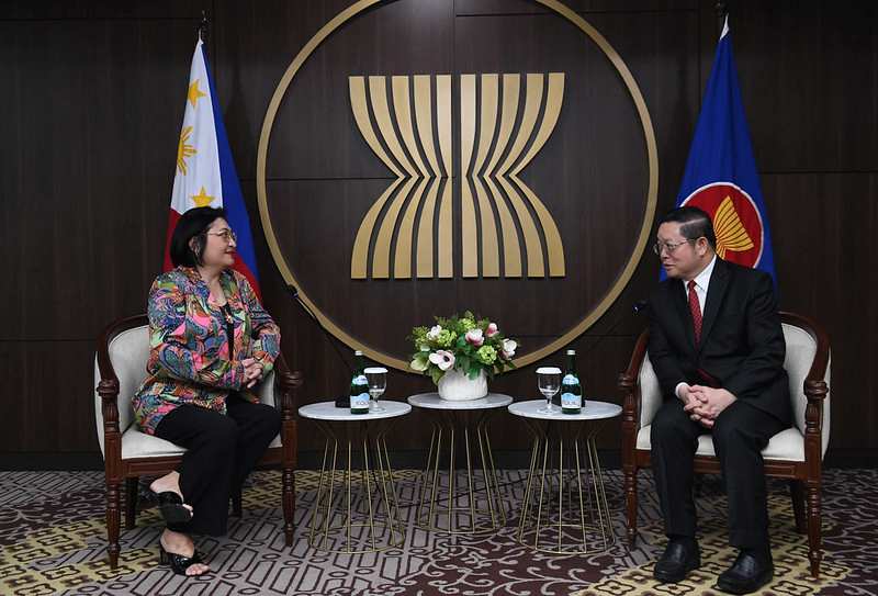Secretary-General of ASEAN meets with Permanent Representative of the Philippines to ASEAN