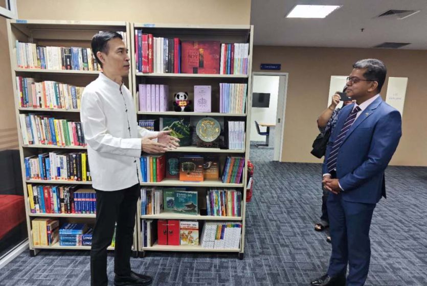Chinese embassy donates books to college’s library in Brunei