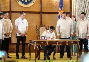 PH President Signs Laws on Streamlining Procurement, Combatting Online Scams