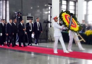 Cambodian Ruling Party President Pays Last Tribute to Late Vietnamese Top Leader