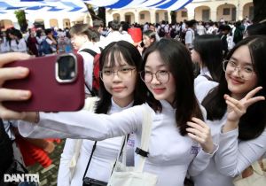 Thousands of students in Ho Chi Minh City excitedly enter the new school year