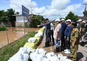 Lao PM Monitors Flood Mitigation Efforts in Vientiane