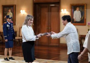 Philippine President eyes robust ties with new foreign envoys