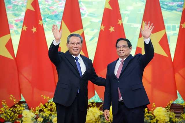 Vietnamese Prime Minister holds talks with Chinese Premier in Hanoi 