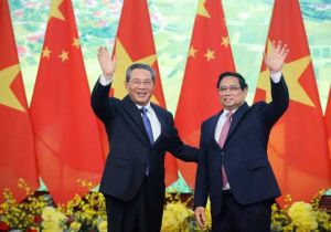 Vietnamese Prime Minister holds talks with Chinese Premier in Hanoi 