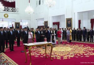 Indonesian New President Inaugurates Cabinet Secretary and Deputy Ministers of Red and White Cabinet   