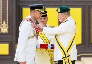 Malaysia bestows the Honorary Malaysian Armed Forces Order for Valor to the Commander of Royal Brunei Air Force