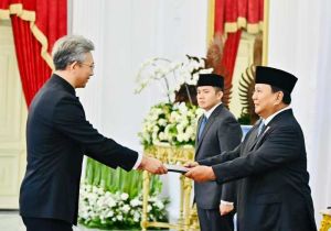 The new Ambassador of China to Indonesia presents the Letter of Credence to Indonesian President Prabowo Subianto