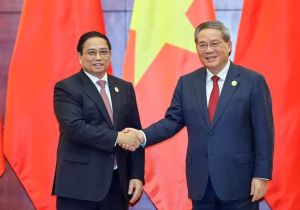 Vietnamese Prime Minister hold talks with Chinese Premier on sidelines of 8th GMS Cooperation Summit