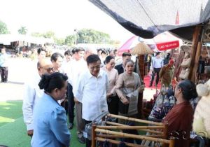 Lao President  Attends That Luang Festival, Highlights Lao Culture and Industry