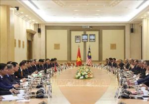 Vietnamese General Secretary holds talks with Malaysian Prime Minister