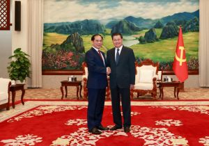 Lao President Welcomes Vietnam’s Vice Premier and Foreign Minister