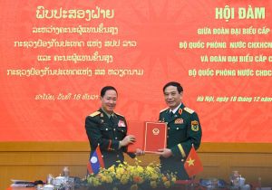 Lao Defense Minister pays an official visit to Vietnam