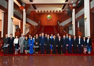 Lao Prime Minister Receives Roundtable Meeting Delegation